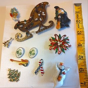 HOLIDAY Broochs/Pins